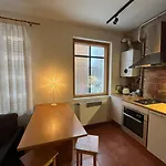 Cozy Flat With Fireplace Daire